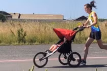 Vừa đẩy xe nôi vừa chạy 10km, người mẹ lập kỷ lục thế giới