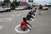 Hình ảnh "lạ" trong đất nước 1,3 tỷ dân bị phong tỏa vì Covid-19