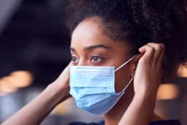 Quên mang khẩu trang, người phụ nữ cởi luôn váy ra để che mặt