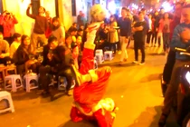 Ông già Noel tâng bóng siêu đỉnh tại Hà Nội