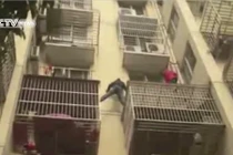 Xem trộm trèo tường trốn cảnh sát như người nhện 