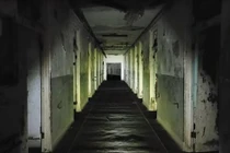 Theo chân "thợ săn ma" khám phá bệnh viện bỏ hoang đầy u ám