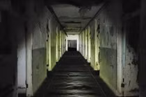 Theo chân "thợ săn ma" khám phá bệnh viện bỏ hoang đầy u ám