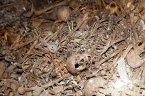 Kinh hoàng hơn 100 bộ xương tìm thấy trong sở cảnh sát