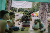 Ảnh gây sốc về huấn luyện “chiến binh nhí” ở Ukraine