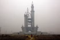 "Điều kỳ lạ" bên trong Disneyland bỏ hoang ở Trung Quốc 