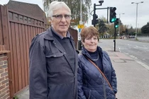 Nhà ở "chỗ hiểm", cặp đôi lái xe ra đường là phải nộp phạt 