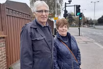 Nhà ở "chỗ hiểm", cặp đôi lái xe ra đường là phải nộp phạt 