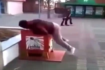 Chàng trai tung chưởng như Lý Tiểu Long 