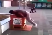 Chàng trai tung chưởng như Lý Tiểu Long 