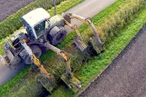 Kinh ngạc máy cắt cỏ "bạch tuộc" như trong phim kinh dị