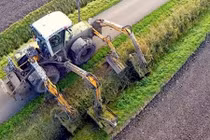 Kinh ngạc máy cắt cỏ "bạch tuộc" như trong phim kinh dị