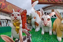 Hết hồn hình ảnh linh vật chào năm mới ở Indonesia 