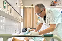 Cứu sống người đàn ông đứt lìa cổ chân do máy cắt cỏ