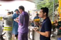 Đèo Khánh Lê sạt lở: Hàng trăm người bị mắc kẹt chờ giải cứu