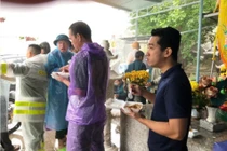 Đèo Khánh Lê sạt lở: Hàng trăm người bị mắc kẹt chờ giải cứu