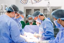 Phẫu thuật thành công cho nữ sinh có khối u buồng trứng “khủng“