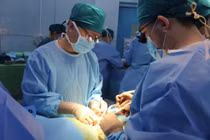 Bé trai 13 tuổi suy thận giai đoạn cuối hồi sinh nhờ ghép tạng