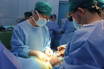 Bé trai 13 tuổi suy thận giai đoạn cuối hồi sinh nhờ ghép tạng