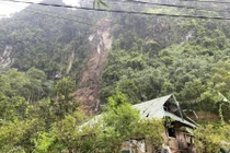 Tuyên Quang: Núi sạt lở, đá lăn xuống 11 nhà dân 