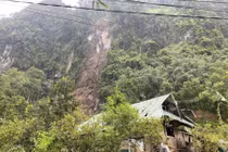 Tuyên Quang: Núi sạt lở, đá lăn xuống 11 nhà dân 