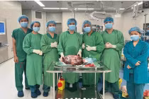 Phẫu thuật lấy khối u buồng trứng nặng 15 kg cho một phụ nữ