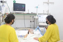 Con gái nghẹn ngào từ biệt mẹ trong phòng mổ hiến tạng