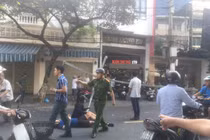 Dàn sắt từ tòa nhà Tập đoàn giáo dục Việt - Mỹ rơi trúng 2 vợ chồng đi đường