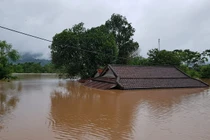 Hàng nghìn ngôi nhà ở miền Trung ngập lút nóc, dân bơi xuồng trên phố