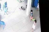 Bé trai 17 tháng tuổi bị 4 bạn cùng lớp giẫm đạp lên người