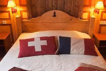 Kỳ dị khách sạn có 1-0-2 trên thế giới: Ngủ ở Pháp nhưng phải đi toilet ở Thuỵ Sĩ