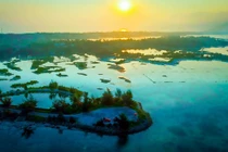 Ngẩn ngơ trước vẻ đẹp đầm Lập An nhìn từ trên cao