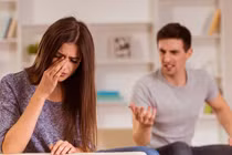 Muốn biếu tiền bà ngoại, tôi và chồng tranh cãi gay gắt