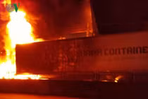 Xe container bốc cháy dữ dội trên Quốc lộ 1A