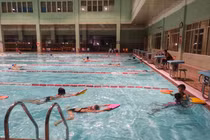 Cay mắt, buồn nôn vì clo nồng nặc ở nhiều bể bơi Hà Nội