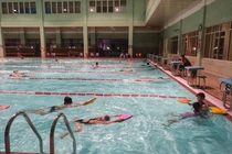 Cay mắt, buồn nôn vì clo nồng nặc ở nhiều bể bơi Hà Nội