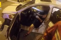 Bị đâm xuyên ngực vẫn bình thản ngồi bấm điện thoại