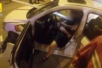 Bị đâm xuyên ngực vẫn bình thản ngồi bấm điện thoại