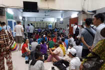 Những hình ảnh chỉ có trong ngày nắng nóng cực điểm ở bệnh viện Hà Nội