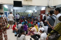 Những hình ảnh chỉ có trong ngày nắng nóng cực điểm ở bệnh viện Hà Nội