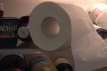 Video: Bất ngờ khi để 2 cuộn giấy vệ sinh vào tủ lạnh 5 phút