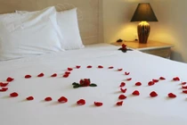 Những món đồ tuyệt đối bỏ ra xa trước khi diễn ra "cuộc yêu"