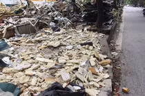 Ảnh: Rác thải ngổn ngang trên đường Phan Kế Bính