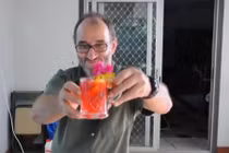 Đồ uống nổi tiếng hóa ra được làm từ loại hoa mọc đầy vỉa hè