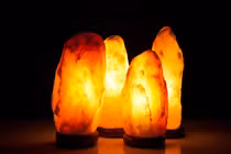 Sưởi đèn đá muối không đúng cách, suýt mất cả đôi chân