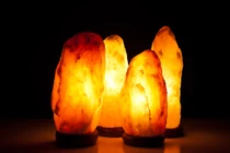 Sưởi đèn đá muối không đúng cách, suýt mất cả đôi chân