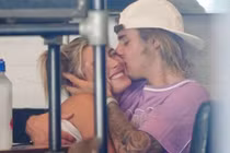 Justin Bieber thoải mái thể hiện tình cảm với Hailey Baldwin