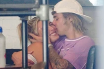 Justin Bieber thoải mái thể hiện tình cảm với Hailey Baldwin