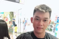 Xem World Cup, ông bố trẻ vừa ngủ gật vừa cho con ngồi bồn cầu