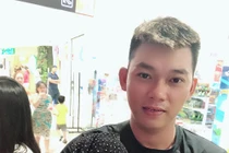 Xem World Cup, ông bố trẻ vừa ngủ gật vừa cho con ngồi bồn cầu